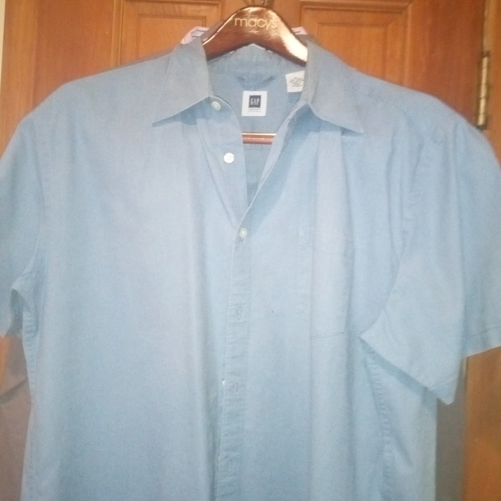 GAP. SHORT SLEEVE BLUE SHIRT.  SIZE XL